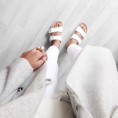 White birkenstocks, white jeans, light grey coat and a lovely pearl ring. What a great outfit idea Minimal Chic, Monterey, White Fashion, Minimal Fashion, Schick, Minimalist Fashion, Passion For Fashion, Spring Summer Fashion