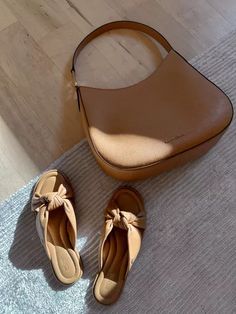 Casual everyday outfit for the farmer's market - loving these chic sandals and classic bag for spring and summer outfits. Tap to shop! Leather, Summer, Casual, Sandals, Outfits, Summer Outfits, Chic Sandals, Neutral Accessories, Everyday Outfits