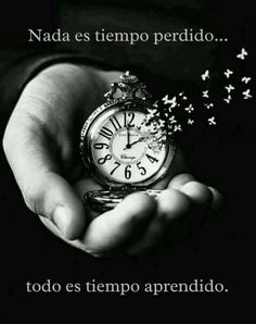 a person holding an alarm clock in their hands with the words nadda es tempo peridio