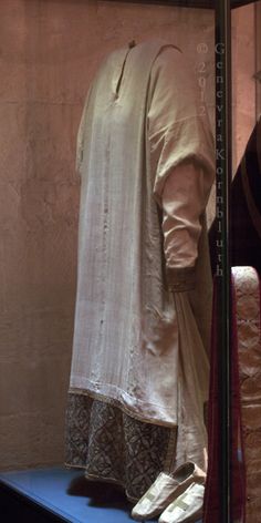 Appareled Alb / Vestments of St. Thomas à Becket, Treasury of Sens Cathedral (12th Century) Medieval Dress, Canterbury, Belts, Medieval Garb, 12th Century Clothing, Roman Catholic, Century Clothing, Historical Clothing