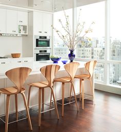 10 Trendy Bar And Counter Stools To Complete Your Modern Kitchen New Kitchen, Interior, Design, Kitchen New York, Cuisine, Cafe, Eclectic Kitchen, Kitchen Renovation Trends, Modern Kitchen