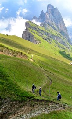 Trekking in The Dolomites.. Italy (by Angelo Ferraris on 500px) This looks amazing, i want to go too! Italy Travel, Places To See, Places To Travel, Places To Go, Alps, Places To Visit, Roma, Dolomite