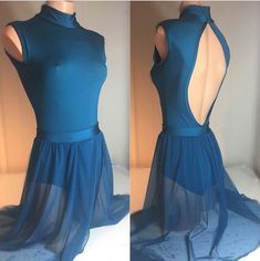 the back of a dress is shown in three different angles, and there are no pictures on it