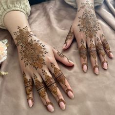 Henna art by aqsa jamali Back Hand Mehndi Designs, Very Simple Mehndi Designs, Simple Mehndi Designs Fingers, Circle Mehndi Designs