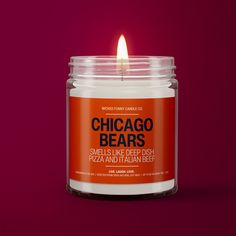 a candle with chicago bears on it sitting in front of a red background that says, smells like deep dish pizza and italian beef