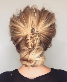 Sculptural braids represent a captivating and new way of doing dramatic hairdos. This trend transcends mere aesthetics, transforming braiding into a d... Hairstyle
