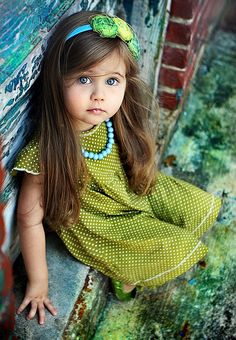 Beautiful child & I love green and blue together. Couture, Robe, Beau