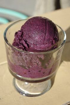 Blackberry Sorbet Recipe - only uses four ingredients and comes together in less than five minutes! Now that's my kind of dessert! Blackberry Recipes, Black Raspberry Ice Cream, Raspberry Ice Cream, Sorbet Recipes