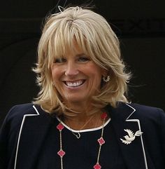 Joe Bidens wife Jill adds some color to her navy outfit with a pink Fornash necklace! Great Hair, Medium Shag Haircuts, Chin Length Hair, Medium Length Hair Cuts, Haircuts For Fine Hair, Medium Hair Cuts, Hair Today, Short Hair Cuts