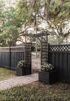 Black wood fence and DIY arbor reveal - Jenna Sue Design Arche, Garten, Bricolage, Holcomb