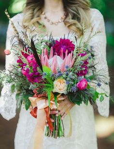 Tipos de Buquê de Noiva | Escolha o Seu Boho Wedding, Bohemian Bouquet, Bohemian Wedding, Bohemian Wedding Bouquet, Bohemian Wedding Inspiration, Boho Bouquet