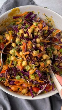 video of Chopped Thai Chickpea Salad with Curry Peanut Dressing being made Curry, Eating Clean, Chickpea Salad Vegan, Thai Peanut Salad, Mediterranean Chickpea Salad, Chickpea Salad Recipes, Chickpea Recipes Healthy, Quinoa Salad Recipes