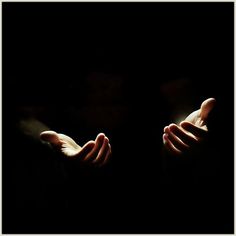 Hand Photography, Hand Reference, Poses References, Foto Art, Dark Photography, Foto Inspiration, Islamic Pictures, Infp, استوديو الصور