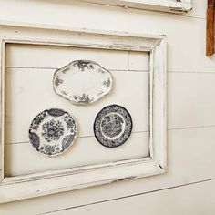 Upcycle Vintage PIcture frames by adding antique dishes and other collectibles to the empty frame. Repurposed Furniture, Repurpose Picture Frames, Upcycle Picture Frames Ideas, Redo Picture Frames Diy Ideas, Repurposed Frames, Upcycle Decor, Upcycle Vintage, Old Picture Frame Ideas