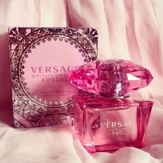 Versace - najciekawsze damskie perfumy. http://luxlife.pl/versace-najciekawsze-damskie-perfumy/ Versace, Pink, Pink Perfume, Accesories, Smelling