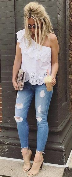 Blusa shoulder blanca, Jens claros y zapatilla Tops, Casual Summer Outfits, Jeans Outfit Summer