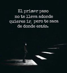 a person standing in the dark with their back turned to the camera and texting that reads, el primer paso no te lleva adonde que que que que que que que quieress
