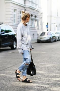 slouchy-sweater-distressed-denim-birkenstocks Street Styles, Winter Outfits, Inspired Outfits