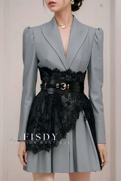 Fisdy - Elegante Vestido con Cintura de Encaje en Carbón y Estilo Moderno Outfits, Couture, Dress To Impress, Dress, Belted Dress, Waistband Dress, Elegant Dresses, Robe, Most Beautiful Dresses