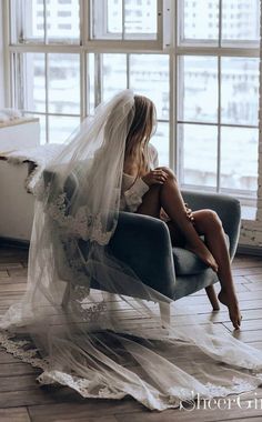 Vintage lace cathedral veil. Wedding Veils #weddings #weddinginspiration #vintagewedding #veil #mantillaveil #spanishveil Wedding Photos Poses, Wedding Pics, Wedding Picture Poses