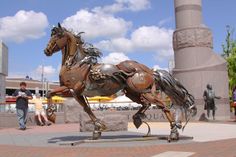 a statue of a horse is in the middle of a plaza
