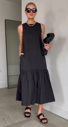 Dresses Semi Casual, Ladies Who Lunch Outfits, Stealth Wealth Fashion, Linen Clothes For Women Summer, Fashion Trends 2023 Spring Summer Women, Linen Style Fashion, Best Summer Dresses, Elegante Casual, Outfits Verano