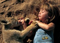 Incredible Photos Of A Little Girl Who Grew Up Alongside Wild Animals in Africa - Naturely Tarzan, Zebras, Safari