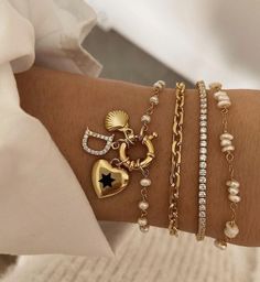 Piercing, Bijoux, Gold Charm Bracelet, Pearl Bracelet Stack, Jewelry Accessories Ideas, Jewelry Inspo, Jewelry Accessories, Wrist Jewelry, Silver Jewelry