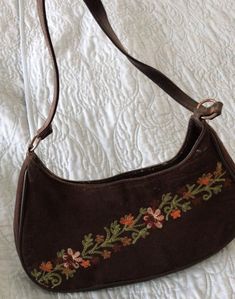 Vintage Brown Bag, Vintage Embroidered Sweatshirt, Thrifting Inspo Board, Vintage Bags And Purses, Cross Body Purse, Cute Bags Aesthetic, Thrifted Bags, Keys Aesthetic, Chloe Core