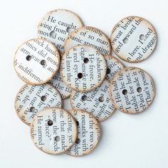 DIY with books and book pages, so cute! I like these buttons most of all, but really, I like a lot of them :D: Junk Journal, Diy Book, Recycled Books, Old Book Crafts, Recycled Buttons, Book Crafts
