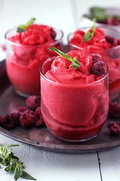 Fresh raspberry sorbet in 30 minutes! A perfect frozen creamy treat for cooling down this summer! Yemek, Kage, Makanan Dan Minuman, Slik, Eten, Dapur, Yum, Koken, Mad