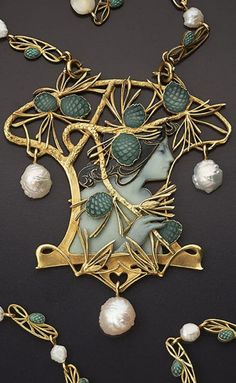 skitziboo: “ René Lalique - An Art Nouveau gold, enamel and pearl necklace, Paris, 1899-1900. Centred with a profile portrait of a woman. The unusually long chain is set with baroque pearls alternating with pierced gold motifs. Can also be worn as a... Antique Jewelry, Antique Jewellery, Vintage Jewellery, Vintage Jewelry, Fine Jewelry, Jewelry Art