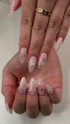 There's a new beauty trend taking over Instagram and it's absolutely stunning. Say hello to "quartz nails". Purple Nail, Gold Nails, Bling Nails, Gem Nails, Metallic Nails, Chrome Nails, Square Nails, Pretty Gel Nails, Nail Gems