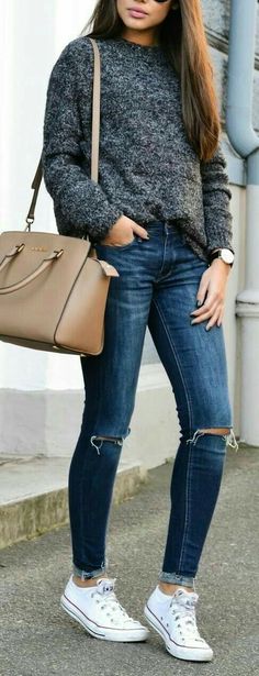Casual y comodo. Jeans, suéter gris y tennis blancos Outfit Converse, Mode Converse, Casual Chique Stijl, Suits Usa, Street Style Fall Outfits, Womens Fashion Casual Fall, Womens Fashion Casual Winter