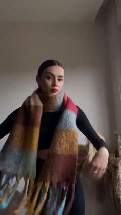 Fashion Tips, Clothing Hacks, Ways To Wear A Scarf, How To Wear A Scarf, Fashion Hacks Clothes, Diy Fashion Hacks, Refashion Clothes, Diy Clothes Life Hacks, How To Wear Scarves
