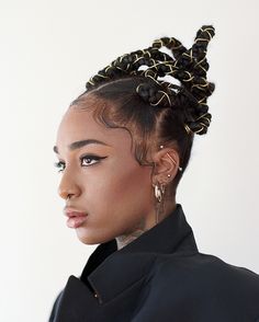 Sculptural braids represent a captivating and new way of doing dramatic hairdos. This trend transcends mere aesthetics, transforming braiding into a d...