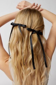 Bows For Hair, Bow Hairstyles, Black Bows, Ribbon Hairstyle, Black Hair Bows, Hair Ribbons, Bow Accessories, Ribbon Hair Bows, Woman Back