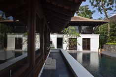 Jalan Kampun Chantek & Swiss Club Road House Bali, Beach House Design, Modern Tropical House, Modern House Exterior, Townhouse Exterior, House Exterior, Villa Design