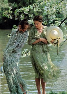Vogue June/July 1975 vintage fashion style color photo print ad model magazine 70s floral dress sheer flutter long knee day bow river blue green Fotografie, Fotografia, Resim, Poses, Mor, Women, Vert, Donna