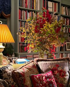 Colore Autunnale in Libreria, Church Row, Hampstead & Altro su Daily Inspiration. Things That Inspire Me. | Cool Chic Style Fashion Country, Flora, Libraries, Décor, Home, Home Décor, Fall Decor