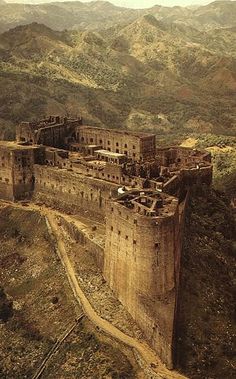 The Citadel, Laferriere, Nothern Haiti. One of the most awe inspiring, yet creepy place I've ever been. The workers were made to build until they dropped...literally. You could feel the ghosts. Kale, Resim, Fotografie, Borg, Burg, Palacios, Vise, Beautiful Places, Beautiful Castles