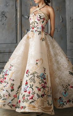 Mark Bumgarner SS17...OMG absolutely gorgeous! Change the colors to fit the wedding theme or bridal tones. Cheaper to have custom-made than purchasing from salon. Mode Wanita