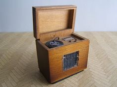 an old fashioned wooden box with a record player inside