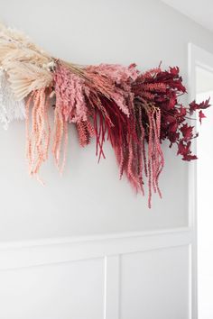 Make a statement with this Ombre Dried Floral Wall hanging! Tips and tricks are included to help you make your own floral arrangement! Inspiration, Upcycling, Floral Wall, Flower Wall Decor, Floral Wall Decor