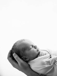 Fluf gifts black and white newborn photography idea Studio, Mamma, Studio Baby Photography, Newborn Studio, Lifestyle Newborn, Newborn Photography Studio