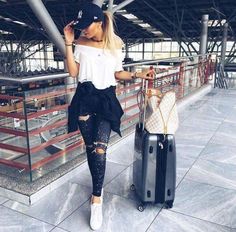 Casual y  cómodo.. Jeans negros desgarrados, blusa shoulder blanca y tennis blancos Leggings, Travel Outfit Summer, Travel Outfit Plane Chic, Comfy Airport Outfit, Travel Outfit Plane, Airplane Outfits, Outfit For Travel