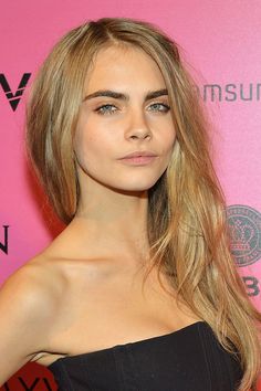 26 Celebrities Who Prove Too Much Makeup Can Change Your Face Celebrity Make-up, Cara Delevingne, Cara Delevigne, Celebrity Makeup, Beleza