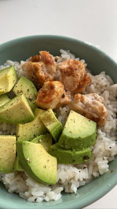 a bowl of rice with honey chicken and avocado seasoned with salt and pepper Mad, Kropp, Resep Sehat, Pretty Food, Recetas