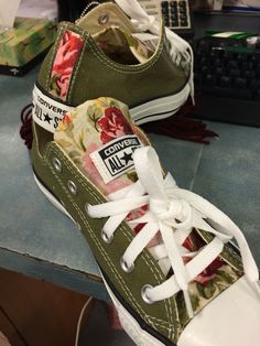 Custom Converse All Stars Green with roses...... Nike Free, Converse, Converse Shoes, Converse All Star, Converse Sneaker, Converse Sneakers, Converse Chuck