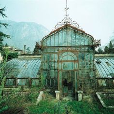 classykittenn:  Abandoned Victorian Style Greenhouse Photo taken in 1985 by Friedhelm Thomas. Old Houses, Abandoned Houses, Abandoned Mansions, Greenhouse, Victorian Homes, Abandoned Places, House, Abandoned Buildings, Villa